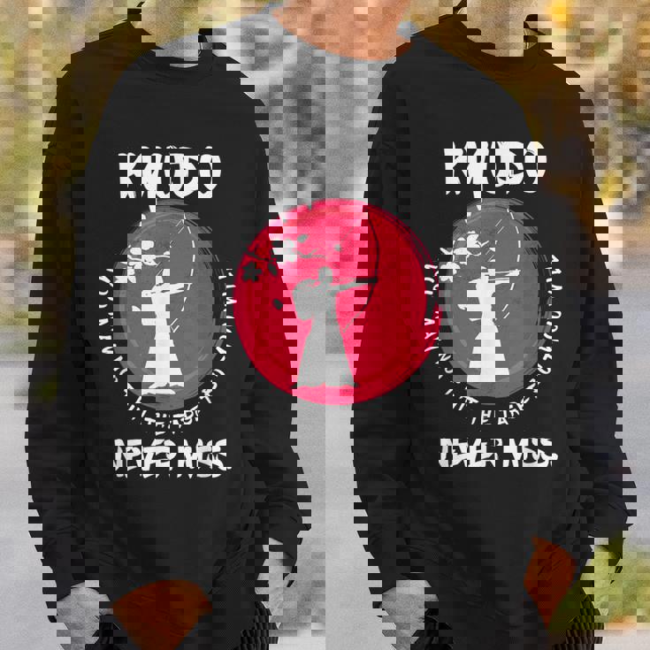 弓道は絶対にお見逃しません おもしろジャパンアーチェリー 弓道アイデア スウェットシャツ 彼への贈り物