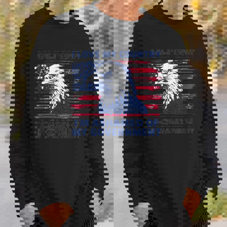 私は自分の国が大好きで、自分の政府が恥ずかしい スウェットシャツ 彼への贈り物