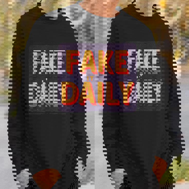 素晴らしいフェイクイットデイリーステートメントエンブレム。 スウェットシャツ 彼への贈り物