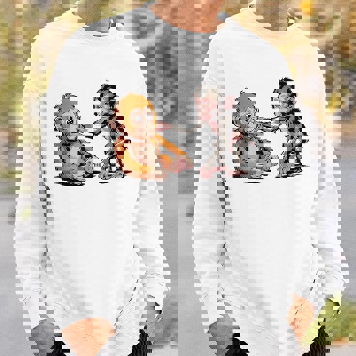 オレンジのおもちゃで悲しい猿のパンチ スウェットシャツ 彼への贈り物