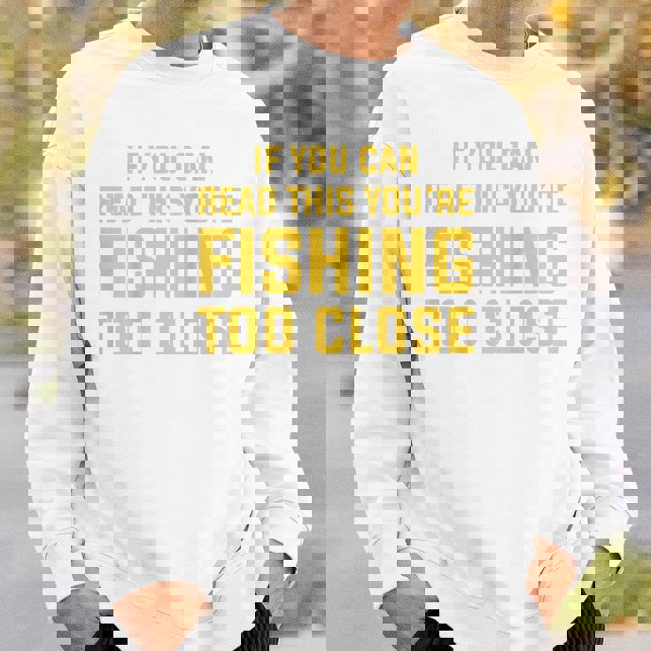 背面には「If You Can Read This You're Fishing Too Close スウェットシャツ 彼への贈り物