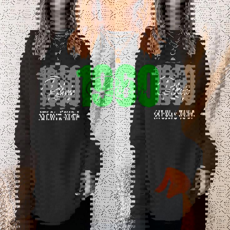 1960 誕生日 66歳 緑寿祝い クールでシンプルな数字デザイン スウェットシャツ 彼女への贈り物