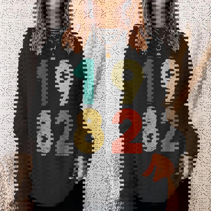 1982 デザイン レトロバースデーヴィンテージ 1982 スウェットシャツ 彼女への贈り物