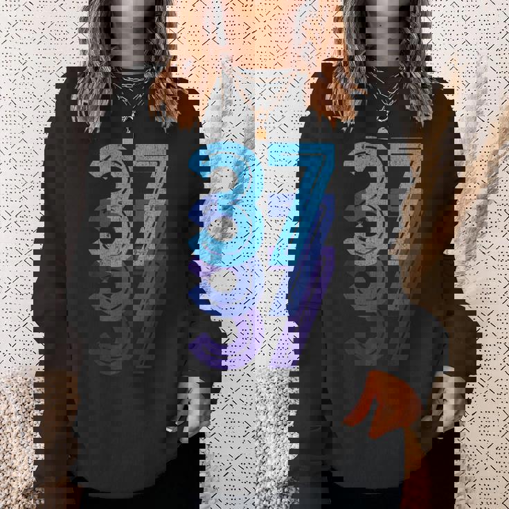 37ラッキーナンバー37歳誕生日スポーツチーム スウェットシャツ 彼女への贈り物