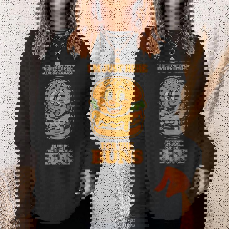 Burger Buddies 「I'm Just Here For The Buns」バーガー スウェットシャツ 彼女への贈り物