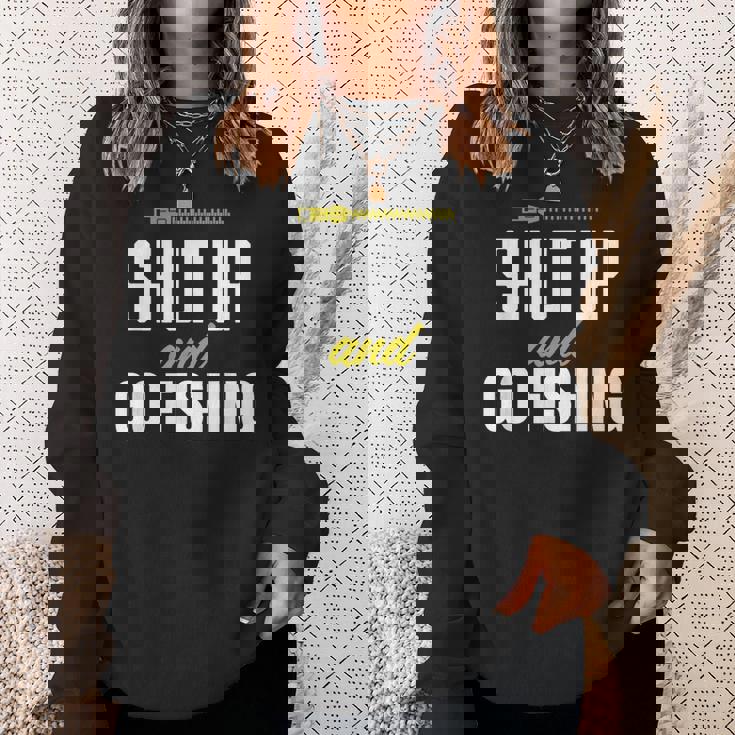 hut Up And Go Fishing Fisher Lover Fish Fishing スウェットシャツ 彼女への贈り物