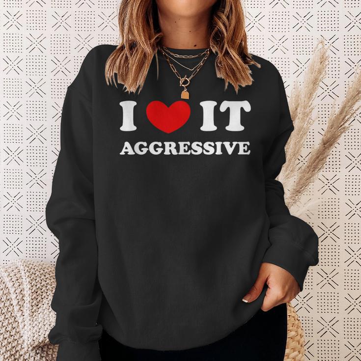 I Love It Aggressive 私はそれが攻撃的であるのが大好きです スウェットシャツ 彼女への贈り物