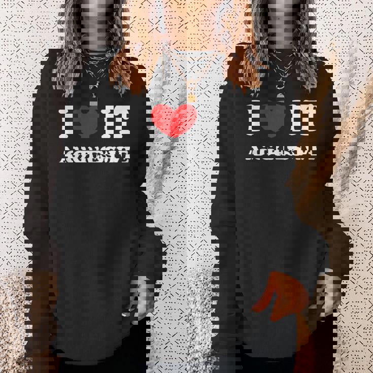 I Love It Aggressive 私はそれが攻撃的であるのが大好きです スウェットシャツ 彼女への贈り物