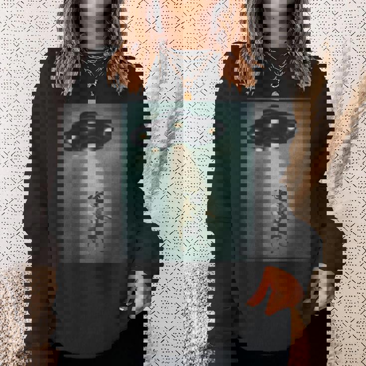 エイリアン誘拐パグ Ufo 面白い宇宙犬デザイン スウェットシャツ 彼女への贈り物