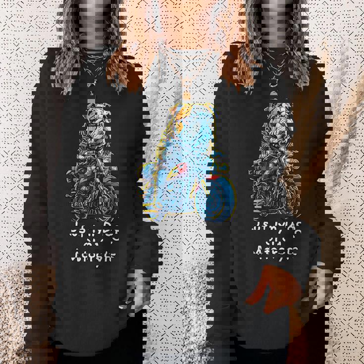 クリスマスのバイクに乗るかわいいイングリッシュブルドッグ。 スウェットシャツ 彼女への贈り物