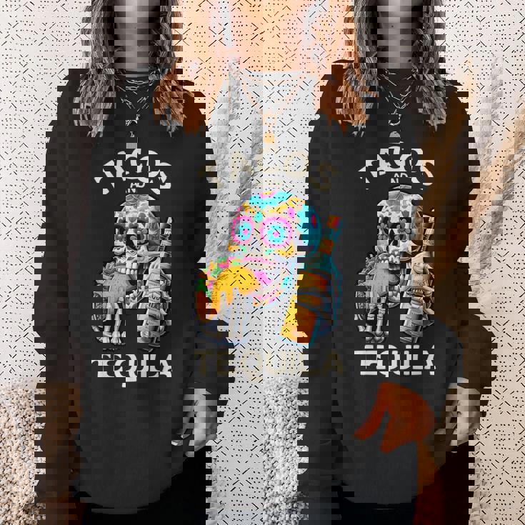 タコスとテキーラ キャンディスカル シンコ・デ・マヨ ロス・ムルトス スウェットシャツ 彼女への贈り物