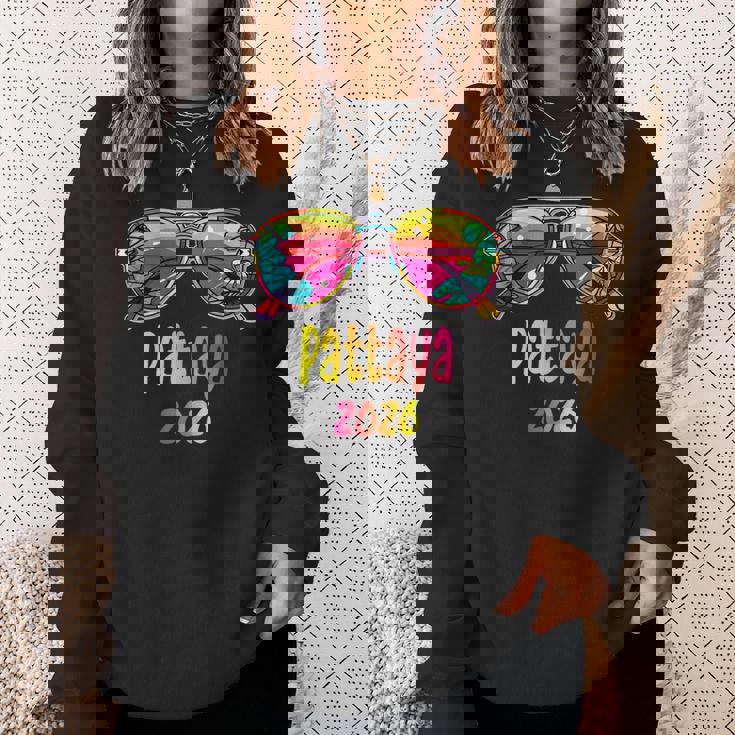 パタヤ 2026 サングラスの服装 パタヤ 2026 スウェットシャツ 彼女への贈り物