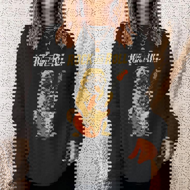 ロックするパグ犬 ギター演奏の面白デザイン スウェットシャツ 彼女への贈り物