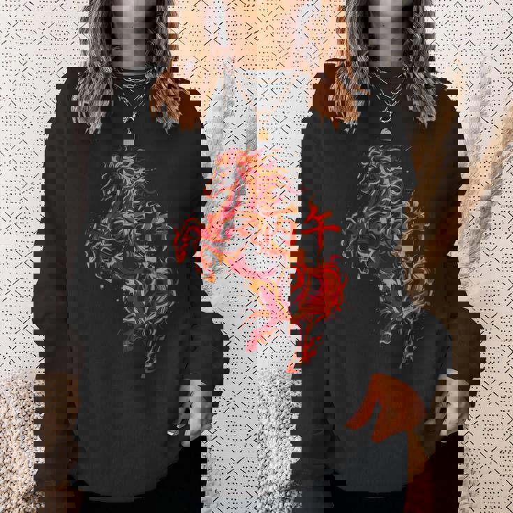 丙午 火の馬 墨絵 ストリートアート 筆文字 和柄 漢字 グラフィック 赤い炎 デザイン 日本風 スウェットシャツ 彼女への贈り物