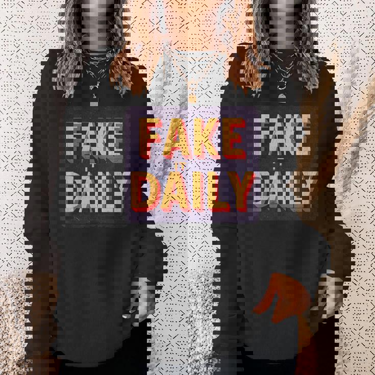 素晴らしいフェイクイットデイリーステートメントエンブレム。 スウェットシャツ 彼女への贈り物