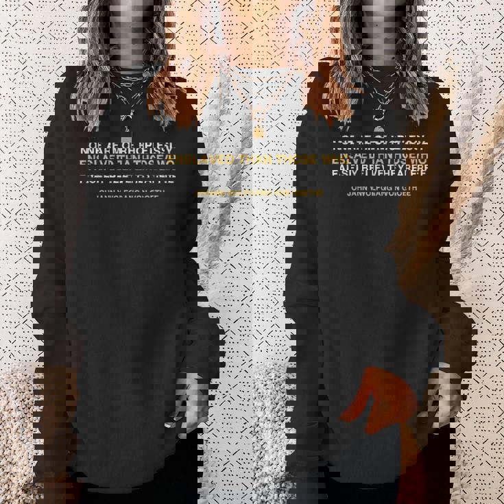 絶望的に奴隷化されたアナキズムリバタリアンの引用 スウェットシャツ 彼女への贈り物