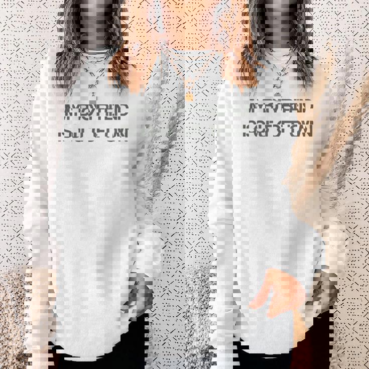 My Boyfriend Is Out Of Town スウェットシャツ 彼女への贈り物