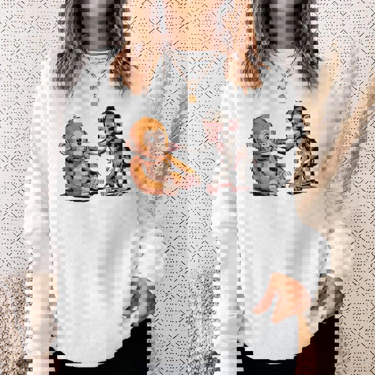 オレンジのおもちゃで悲しい猿のパンチ スウェットシャツ 彼女への贈り物