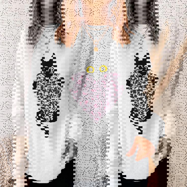 ピンクのヒョウ柄ハートを持つ黒猫 スウェットシャツ 彼女への贈り物