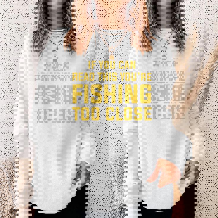 背面には「If You Can Read This You're Fishing Too Close スウェットシャツ 彼女への贈り物