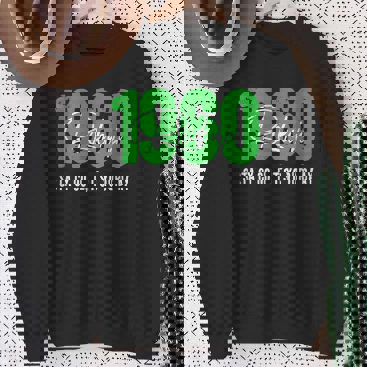 1960 誕生日 66歳 緑寿祝い クールでシンプルな数字デザイン スウェットシャツ 年配の女性への贈り物