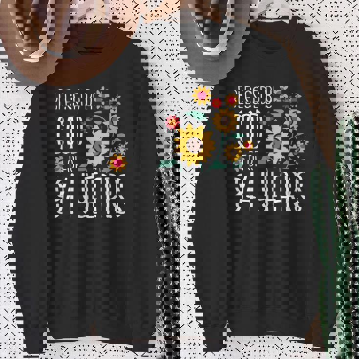 94歳の神に祝福され 可愛いひまわり 94歳の誕生日 長袖tシャツ スウェットシャツ 年配の女性への贈り物