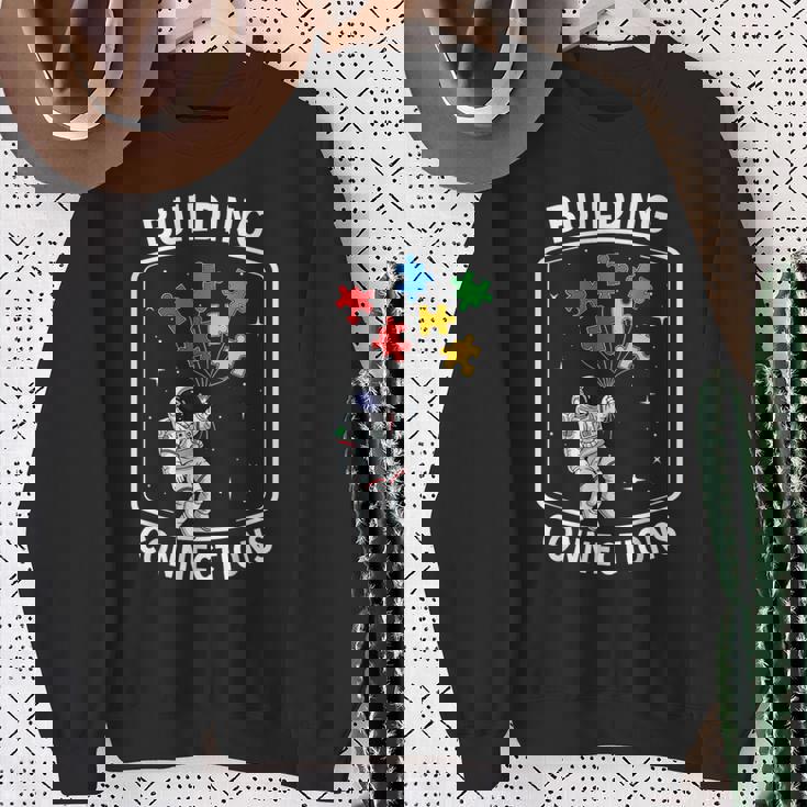 Building Connection Astronaut Autism スウェットシャツ 年配の女性への贈り物