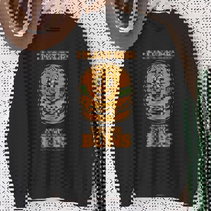 Burger Buddies 「I'm Just Here For The Buns」バーガー スウェットシャツ 年配の女性への贈り物