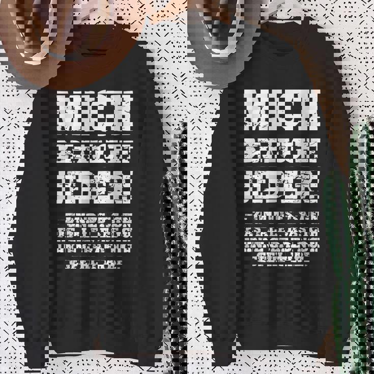 aying Gag Humour Ironic Mich Braucht Jeder ドイツ語 スウェットシャツ 年配の女性への贈り物