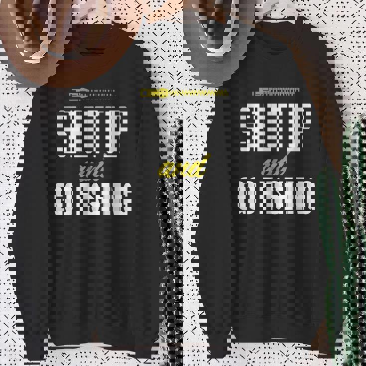 hut Up And Go Fishing Fisher Lover Fish Fishing スウェットシャツ 年配の女性への贈り物