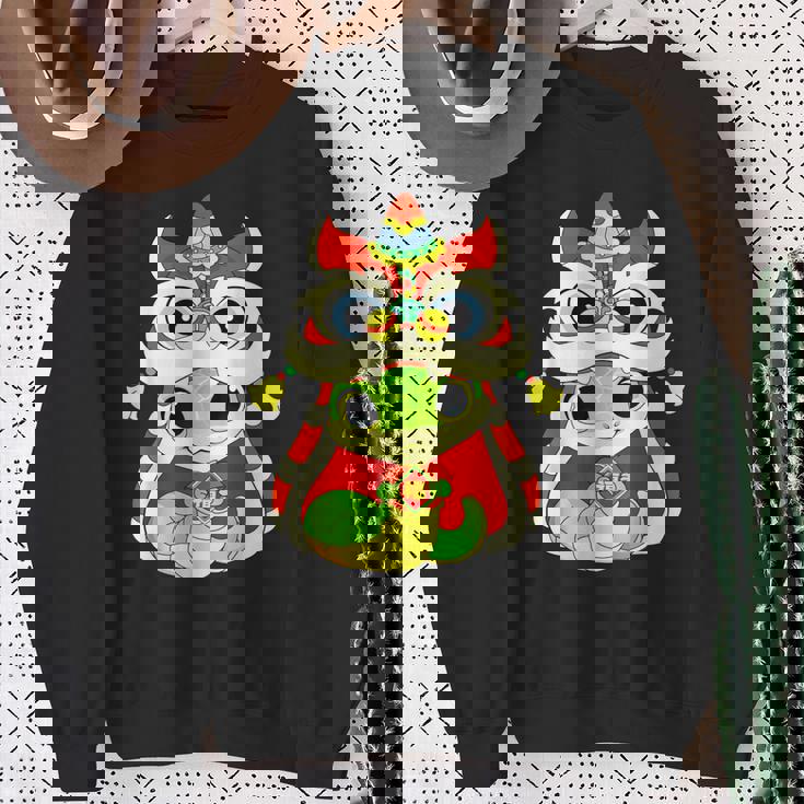 Happy Lunar Chinese New Year 2025 Cute Babynake Dragon スウェットシャツ 年配の女性への贈り物