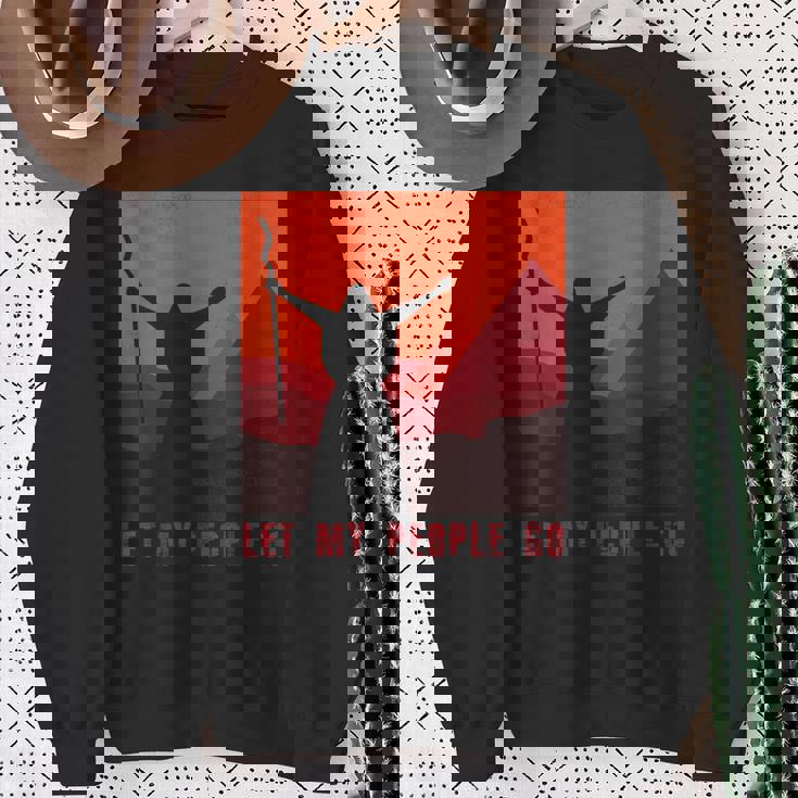 Moses Parts The Redea ユダヤ人 過越祭 ホリデー スウェットシャツ 年配の女性への贈り物