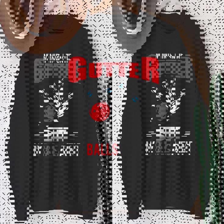 My Mind's In Gutter But Balls Arnot Cool ボーリング 長袖tシャツ スウェットシャツ 年配の女性への贈り物