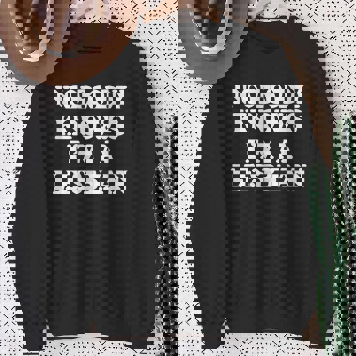 Nobody Knows I'm A Lesbian Gay Lgbtq ユーモア プライド 月 長袖tシャツ スウェットシャツ 年配の女性への贈り物