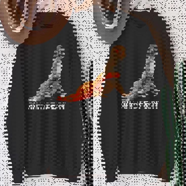 Punch The Monkey Built Different 3 ホワイトテキスト スウェットシャツ 年配の女性への贈り物