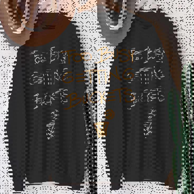Too Busy Getting Buckets 面白いバスケットボール スウェットシャツ 年配の女性への贈り物