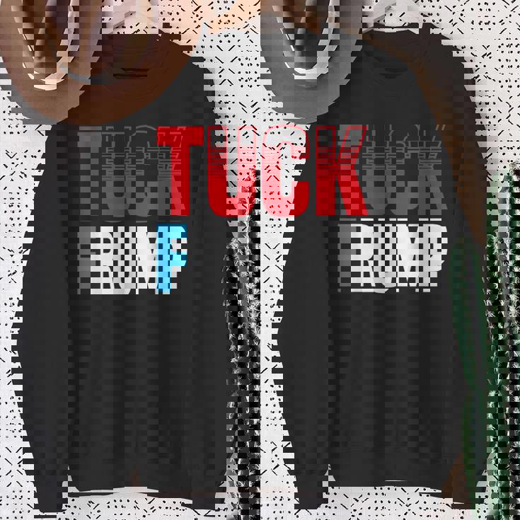 Tuck Frump 面白いアンチトランプデザイン。 スウェットシャツ 年配の女性への贈り物