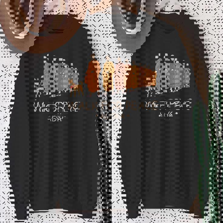 Walk For Peace Monks With Aloka Dog スウェットシャツ 年配の女性への贈り物