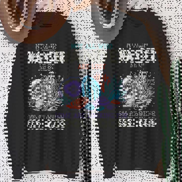 Wander Are Lostome Looking For Rocks Geologist スウェットシャツ 年配の女性への贈り物