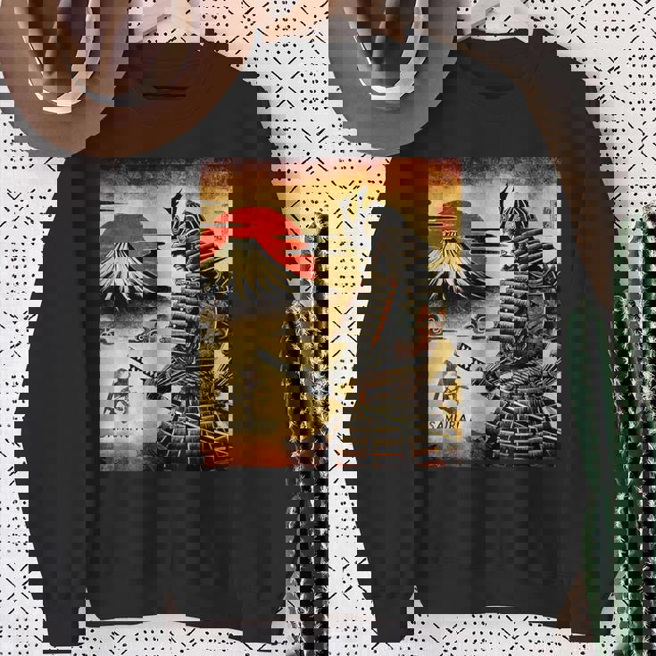 「夜明けの富士山と壮大な侍戦士」 スウェットシャツ 年配の女性への贈り物