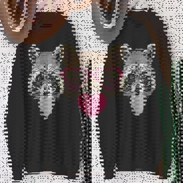 かわいいアライグマが吹くピンクのバレンタイン ハート バブルガム スウェットシャツ 年配の女性への贈り物