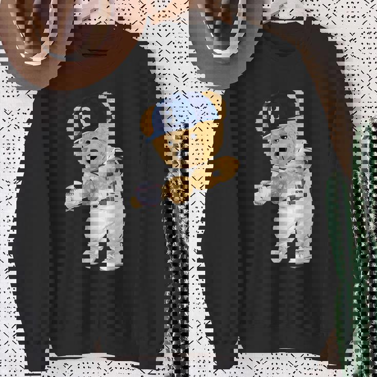 かわいいテディベア野球ヒッター。 スウェットシャツ 年配の女性への贈り物