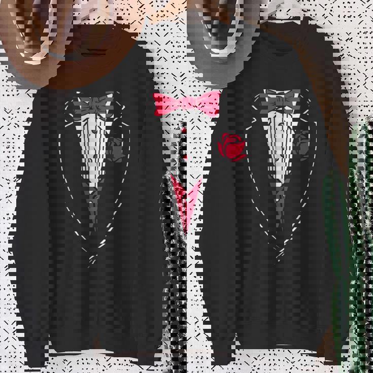 かわいいレッドパピヨンとローズのタキシード。 スウェットシャツ 年配の女性への贈り物