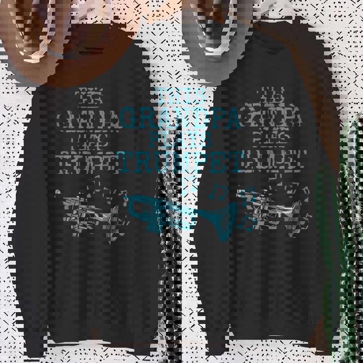 このおじいちゃんはトランペットを演奏し、トランペッター金管音楽家です スウェットシャツ 年配の女性への贈り物