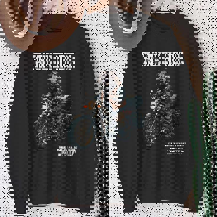 たぬきライダー バイク ビンテージ かっこいいタヌキ 狸 おもしろ 日本 動物 ユニーク オートバイ 乗り物 スウェットシャツ 年配の女性への贈り物