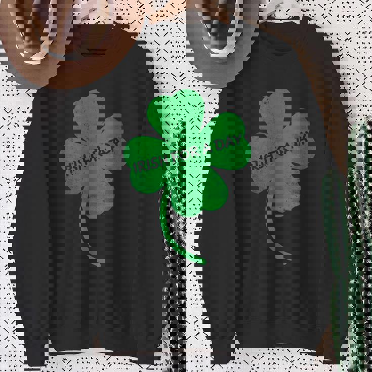 アイリッシュ・フォー・ア・デイ 聖パトリックの日のシャムロック・アイルランドの衣装 スウェットシャツ 年配の女性への贈り物