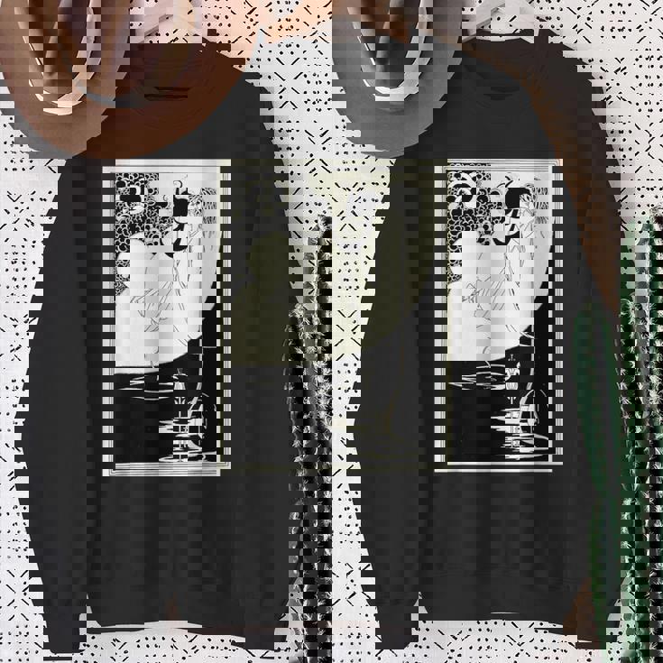 オーブリー・ビアズリーによるクライマックス1893 スウェットシャツ 年配の女性への贈り物