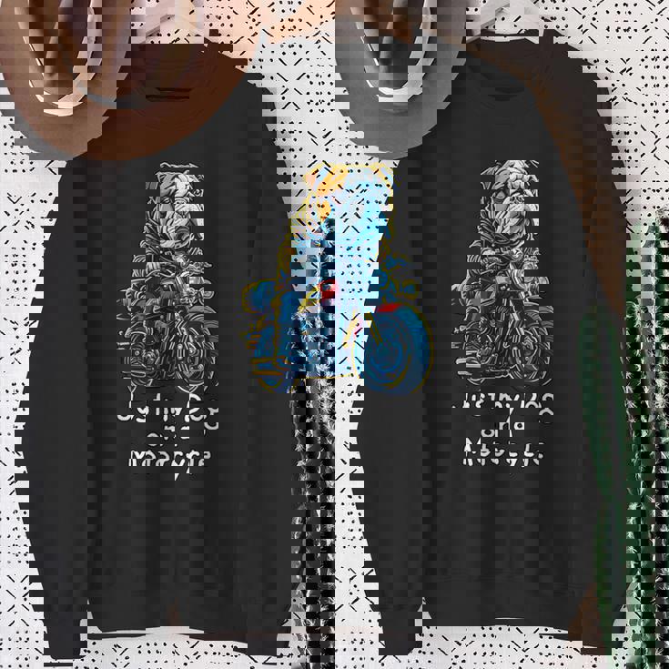 クリスマスのバイクに乗るかわいいイングリッシュブルドッグ。 スウェットシャツ 年配の女性への贈り物