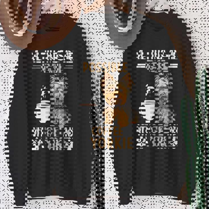 コーヒーとヨーキー ヨークシャー テリアでできるすべてのこと スウェットシャツ 年配の女性への贈り物