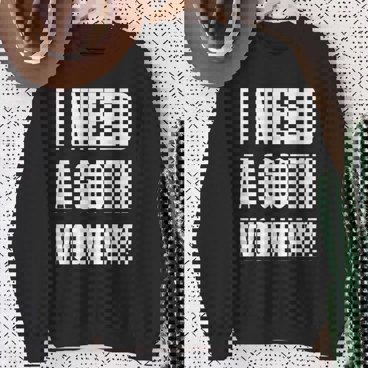 ゴスマミーが必要おもしろいゴシック・マザー・ラバー スウェットシャツ 年配の女性への贈り物